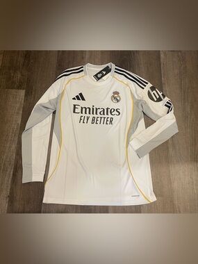 Adidas Real Madrid 25/26 Long Sleeve Home Jersey.
- Size XL Men.